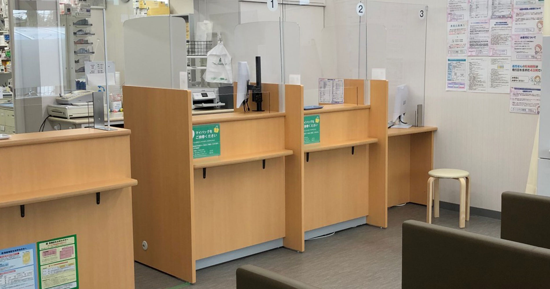 さくらかぶ薬局 薬局内 ソファー 受付